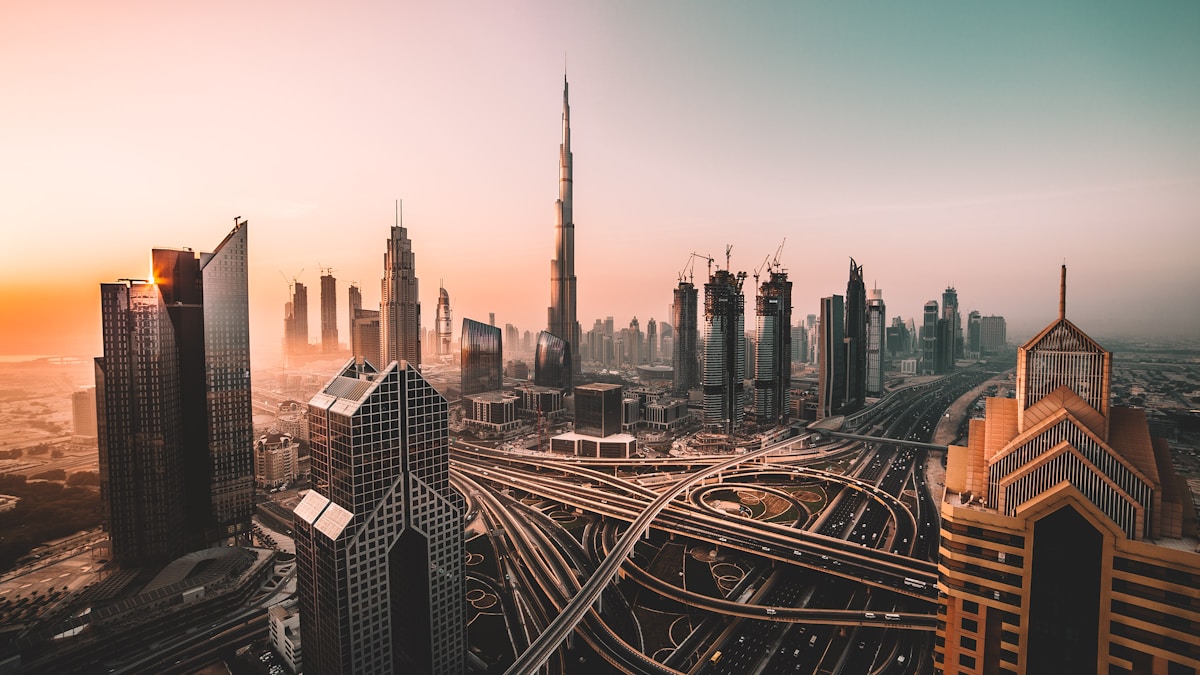 Dubai skyline destino popular para exit tax Brasil con Golden Visa