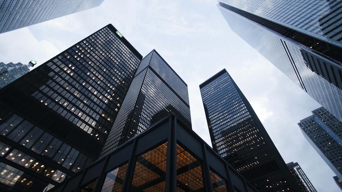 Family office offshore em arranha-céu moderno representando gestão patrimonial internacional